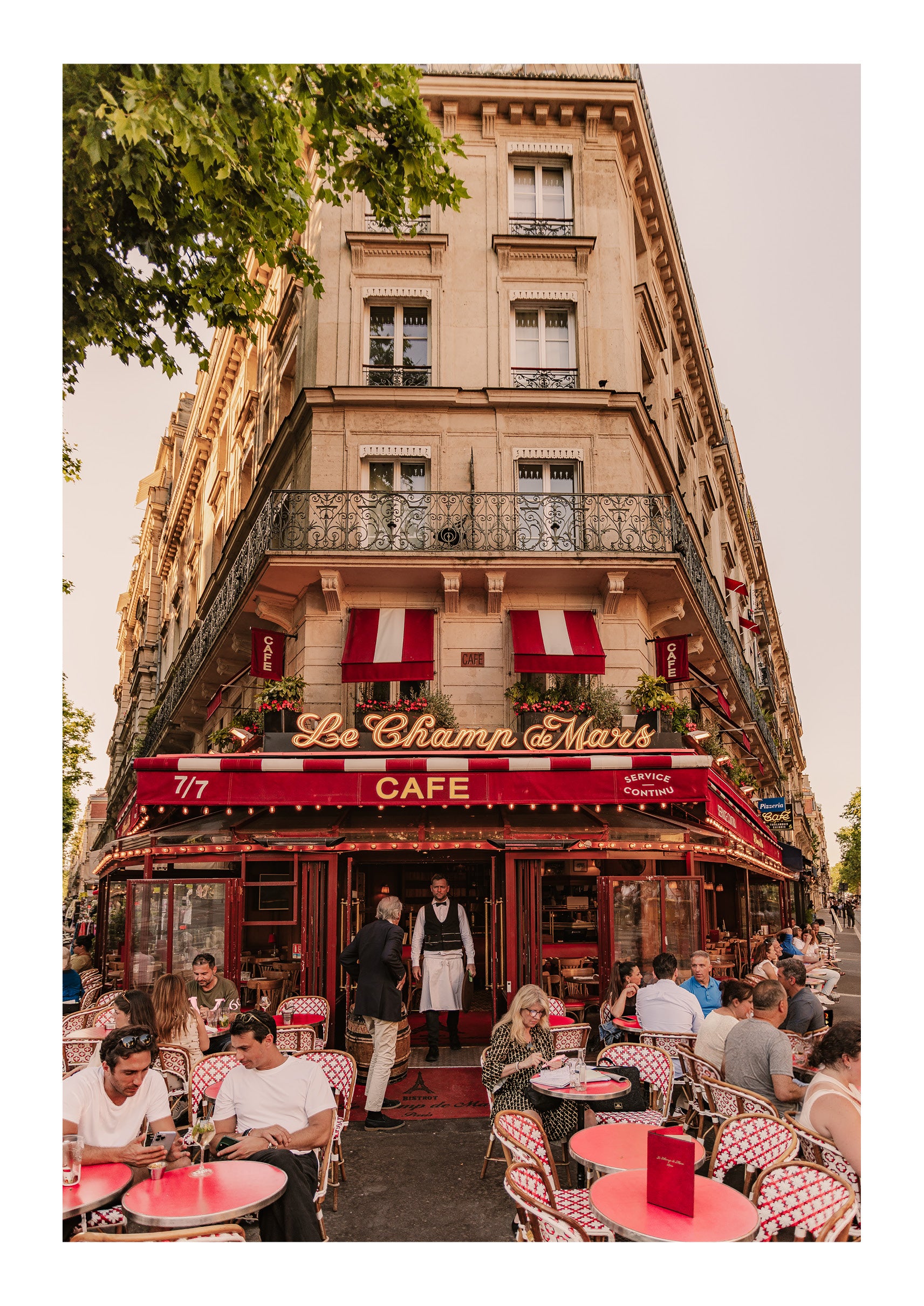 Le Champ de Mars Café