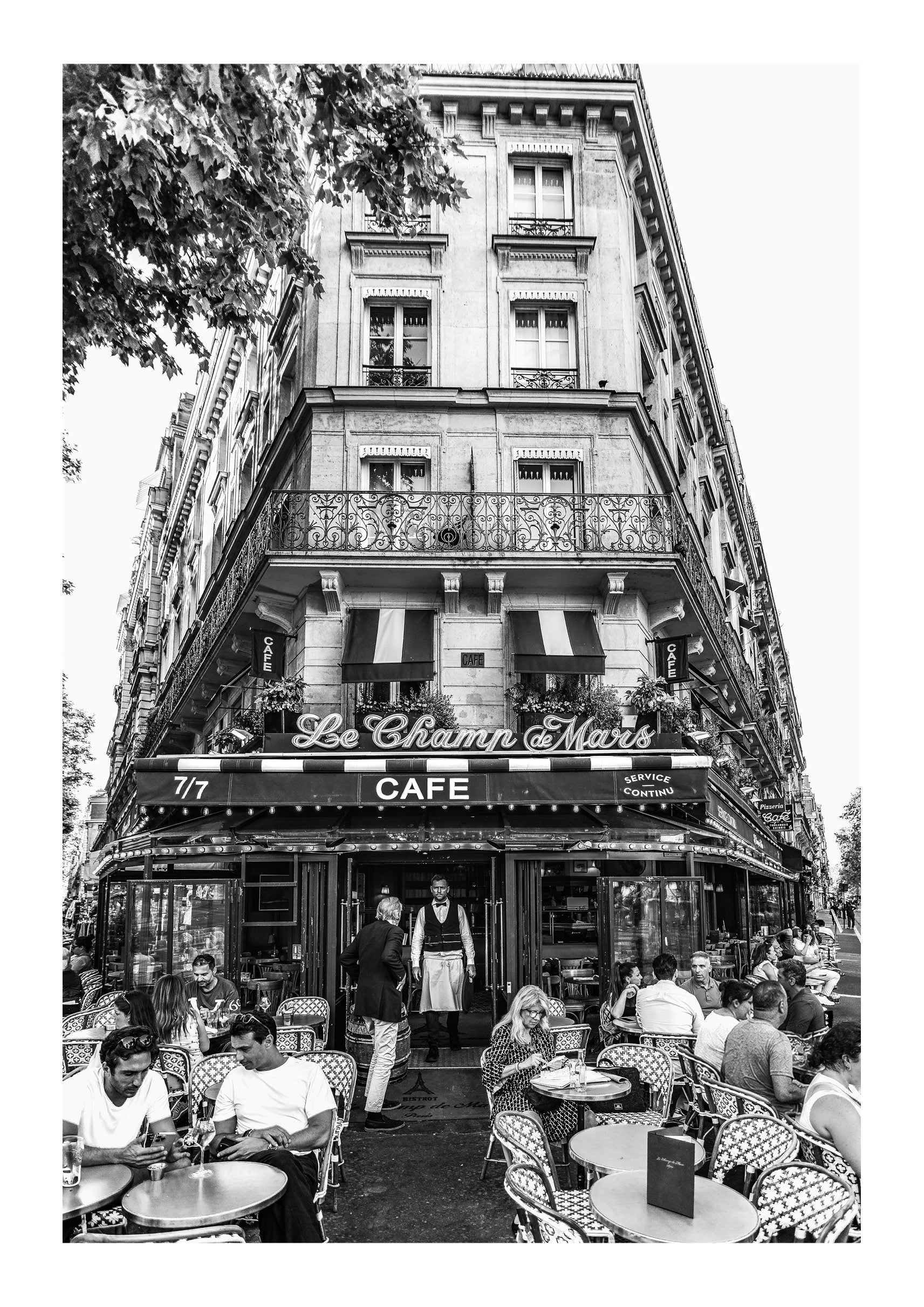 Le Champ de Mars Café